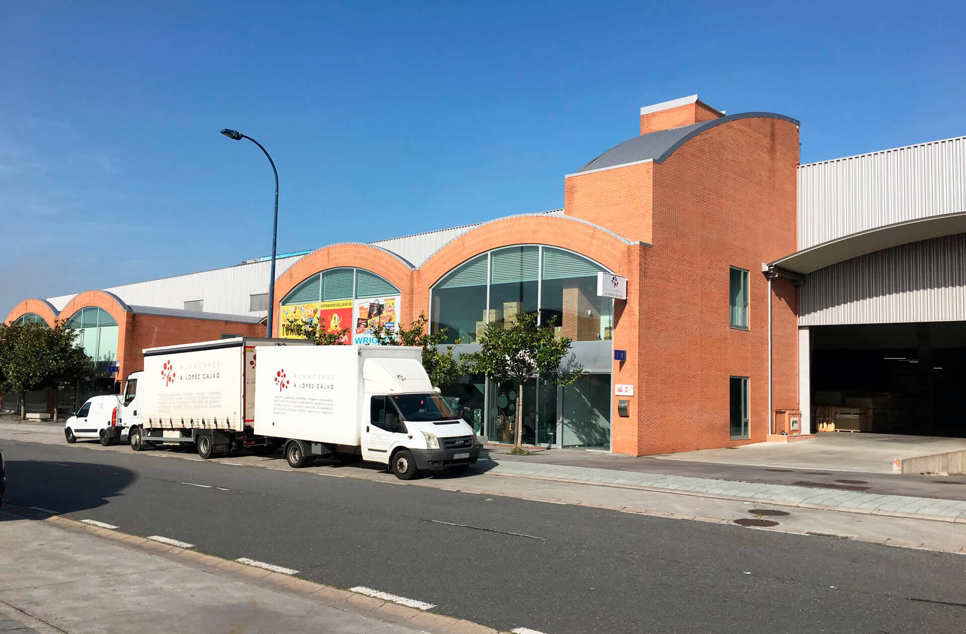 Almacén de madera en Culleredo de Almacenes A. López Calvo con su flota de reparto
